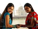 33320-ragini-and-sadhna-standing-near-tajmahal