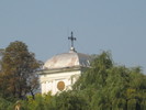 se vede turla bisericii Ghica Tei din parc