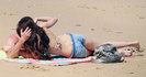 mileycyrusdoingthatonthebeach-3