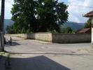 gardul de piatra care inconjoara cimitirul