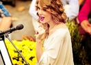 Tay-3-taylor-swift-17731848-500-358