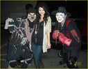 selena-gomez-david-henrie-knotts-haunt-06