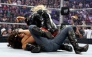 Kelly-Kelly-Having-a-Crack-With-Layla-500x312
