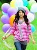 d0559_selena-gomez-kmart-balloons-pink-striped-top-hat-scarf-240ls071210