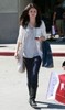 Selena_Gomez_Shoping_with_Family_normal_03