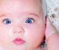 Bebe cu ochii albastrii