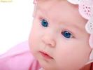 Bebelusa in roz cu ochii albastrii