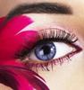 Ochi bleu cu petale rosii