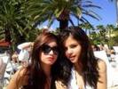 Selena si Demi la plaja