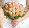 Buchet-de-mireasa-din-trandafiri-bicolori-300x295
