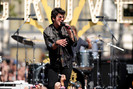 Jonas+Brothers+Friends+Perform+Grove+hL-eQkCRJ1tl