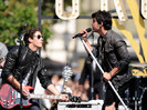 Jonas+Brothers+Friends+Perform+Grove+r3ImUTtBxx6l