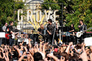 Jonas+Brothers+Friends+Perform+Grove+VE1DAskLQbMl