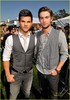 chace-crawford-taylor-lautner-teen-choice-awards-04