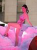 katy-perry-calare-pe-un-nor-de-vata-de-zahar-la-rockefeller-center-galerie-foto[1]