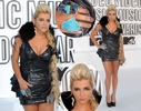 Kesha-a-purtat-o-rochie-din-saci-de-gunoi-pe-covorul-rosu-la-MTV-Video-Music-Awards-2010