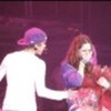 justin bieber girl 111 97x97 Justin Bieber canta pentru o fana in concertul din Toronto