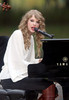 Taylor+takes+a+seat+O5xwfcY9DrNl