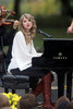 Taylor+takes+a+seat+tVeRv13IcJJl