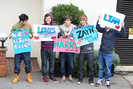 Boy+band+One+Direction+hold+up+placards+made+N475unYz-bul