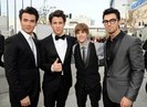 Justin-Bieber-Jonas-Brothers-01-2010-02-01