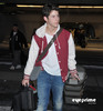 Nick-desembarcando-no-aeroporto-em-Washington-DC-23-02-nick-jonas-19599558-1859-2000