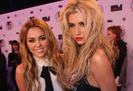 Miley si Kesha!(sa stiti ca e o poza unica)
