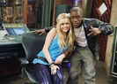 Hannah-montana-And-Iyaz-miley-cyrus-15824513-987-704[1]