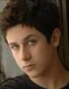 David Henrie( in  rolul lui David Deejay al 2 cel mai rau tip din clasa)