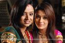 Parul and Sara in tv show Bidaai