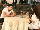 Lola y Fabian Poncela a la mesa platicando