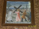 SCENE DE PE DRUMUL CRUCII CU ISUS CARE POARTA CRUCEA.A DOUA STATIONARE -OPRIRE SUB POVARA CRUCII.