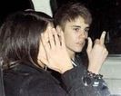 justin bieber Justin Bieber le arata degetul mijlociu paparazzilor