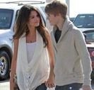 Justin-Bieber-si-Selena-Gomez--de-mana-pe-strazile-Californiei--poze-