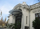 intrare specifica la cladirile celor cu renume in societatea vremii de sf de sec, XIX  _inceput de s