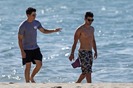 Joe-e-Nick-na-praia-do-Hava-nick-jonas-21366211-1400-933