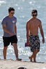 Joe-e-Nick-na-praia-do-Hava-nick-jonas-21366325-933-1400