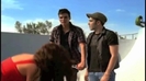 normal_Anahi_Comercial_Snickers_Latinoamerica_(frame_419)