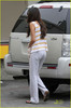 selena-gomez-visits-the-hospital-again-03