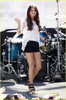 selena-gomez-santa-monica-place-01