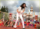selena-gomez-disneyland-parade-06