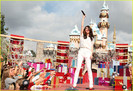 selena-gomez-disneyland-parade-08