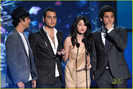 selena-gomez-miranda-cosgrove-los-premios-06