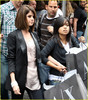 selena-gomez-soho-shopper-04