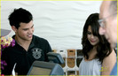 selena-gomez-taylor-lautner-froyo-05