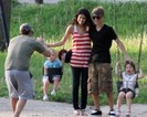 bieber-gomez-meet-family5-300x240