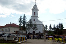 Biserica ,Caminul Cultural si Piata din centrul satului cu Podiciul si multimea de sateni in astepta