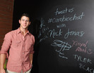 Nick-Jonas-Live-Chat-At-Cambio-Studios-06-30-2011-nick-jonas-23330532-594-467