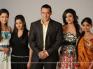 37243_salman_khan_with_sara_khan_ratan_rajput_ragini_khanna_and_tina_d_3[1]