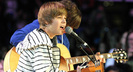 justin-bieber-love-me-th1[1]